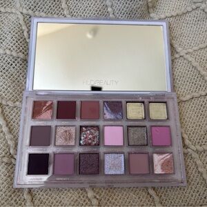 HUDA BEAUTY Rose Quartz Eyeshadow Pallet - Limited Edition